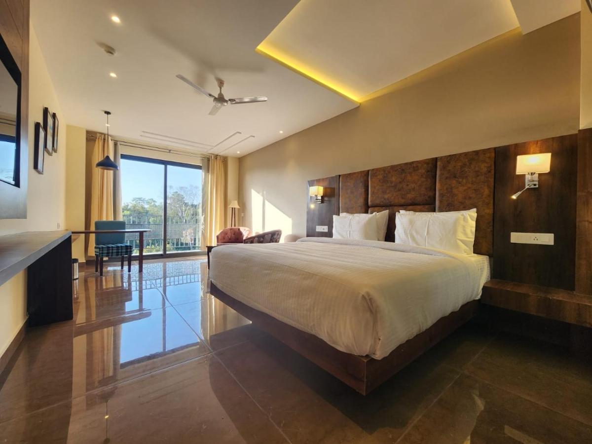 Aachman River And Valley View Resort Dharamshala - A Riverside Resort With Balcony View Ngoại thất bức ảnh