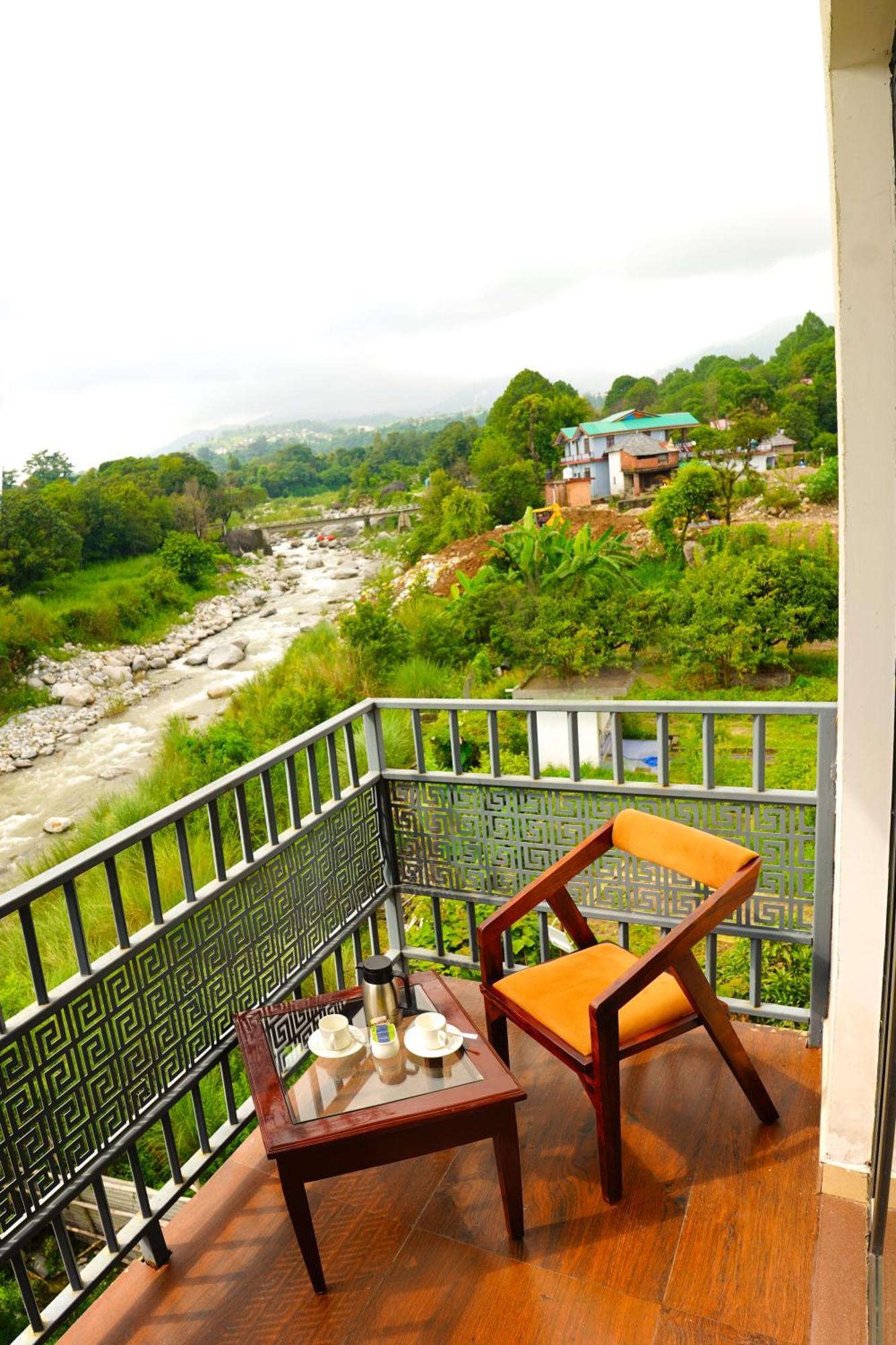 Aachman River And Valley View Resort Dharamshala - A Riverside Resort With Balcony View Ngoại thất bức ảnh