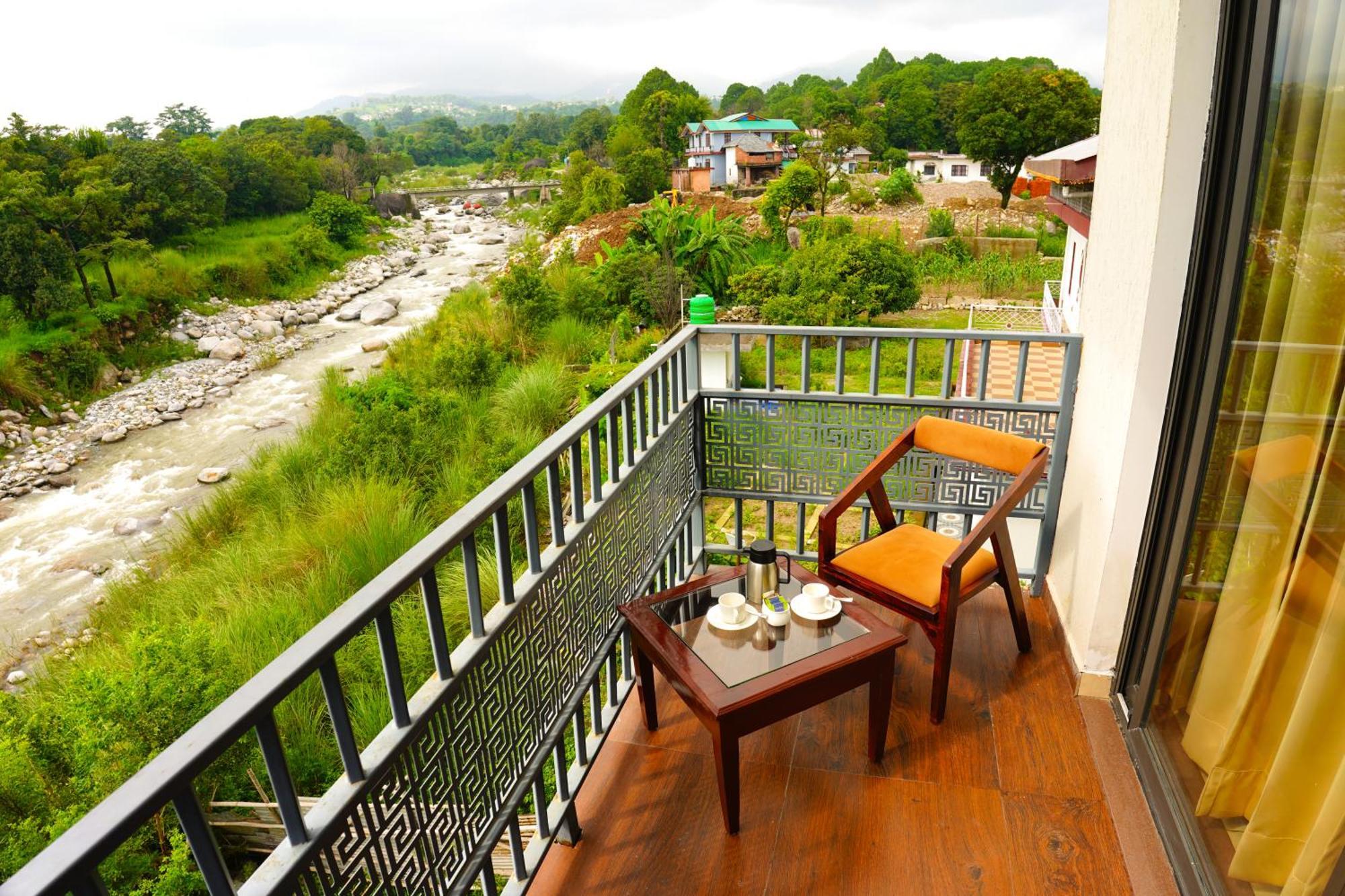 Aachman River And Valley View Resort Dharamshala - A Riverside Resort With Balcony View Ngoại thất bức ảnh