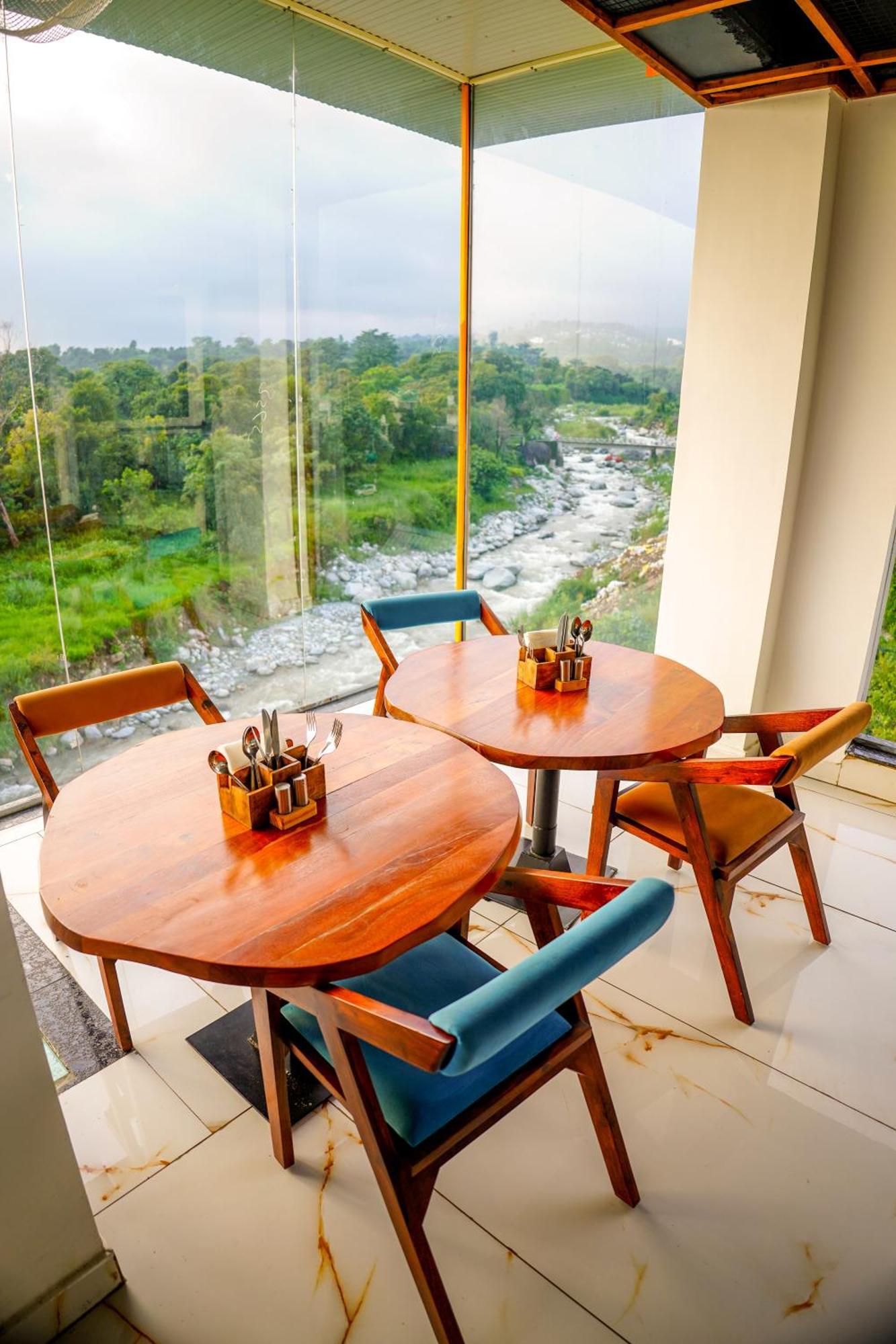 Aachman River And Valley View Resort Dharamshala - A Riverside Resort With Balcony View Ngoại thất bức ảnh