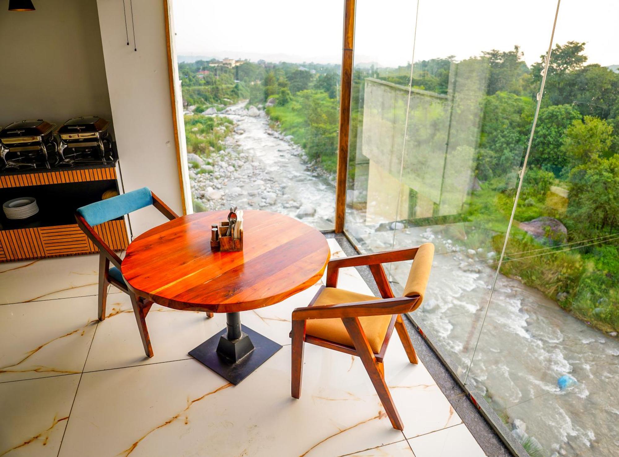 Aachman River And Valley View Resort Dharamshala - A Riverside Resort With Balcony View Ngoại thất bức ảnh