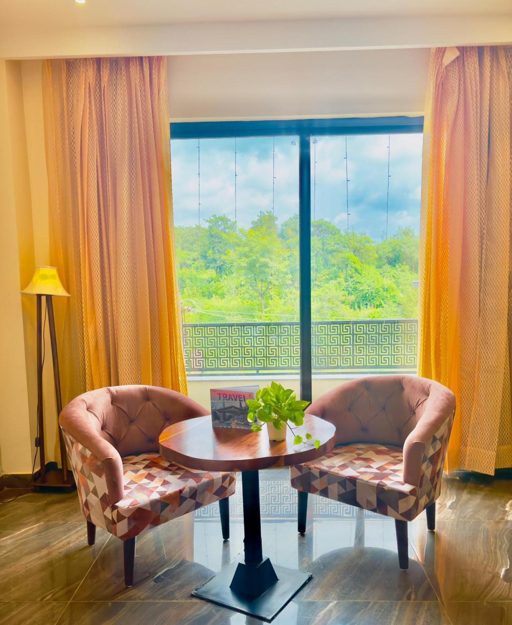 Aachman River And Valley View Resort Dharamshala - A Riverside Resort With Balcony View Ngoại thất bức ảnh